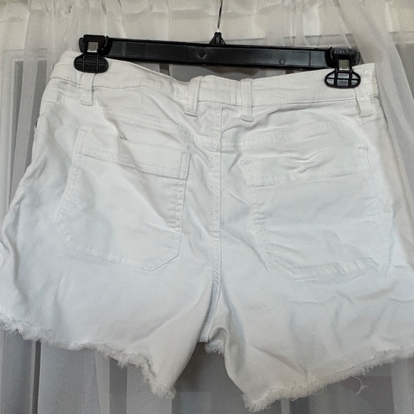 Tommy Ella Twill 4-Inch High-Rise Utility Shorts - Picture 3 of 8